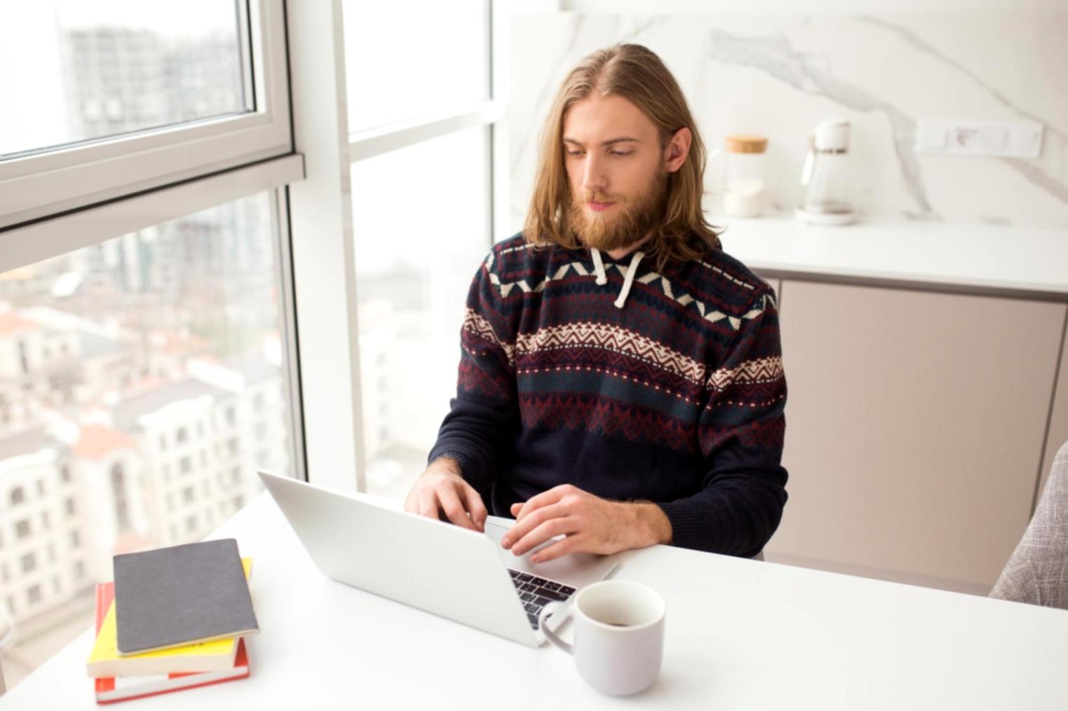 Arbeitsplatz mit Finanzplanung und Laptop