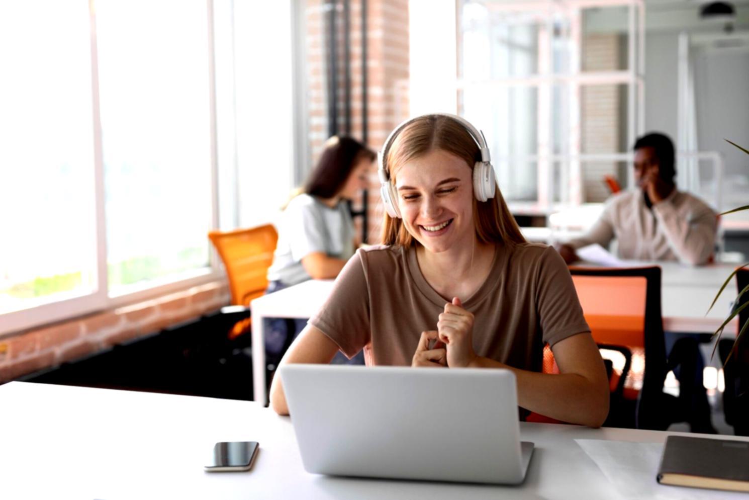 Finanzielle Dokumente und Notizen auf einem Tisch